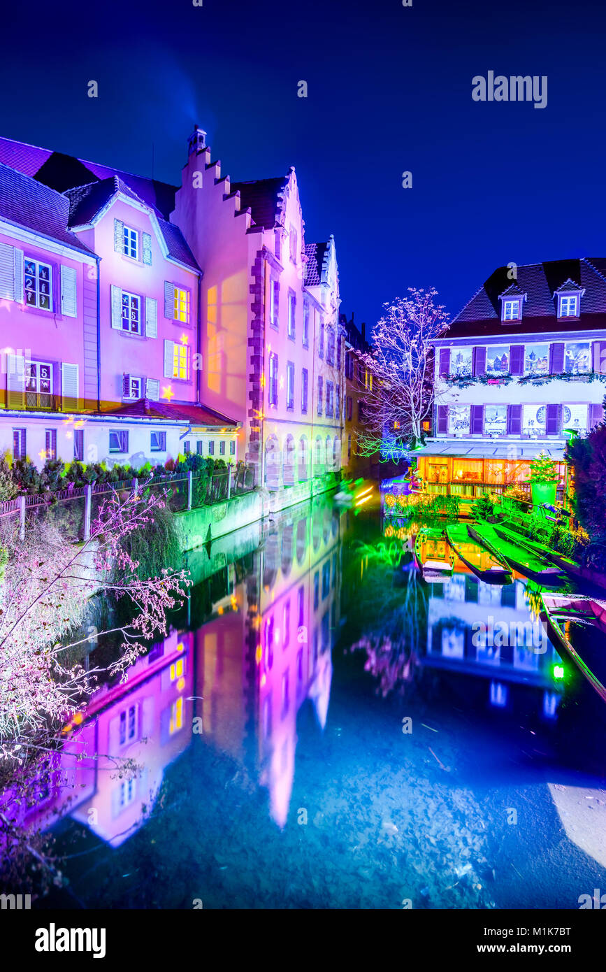 Colmar, Alsace, France. Maisons en pain d'épice ajouter décoration de Noël d'artisans locaux, célèbre en Europe. Banque D'Images