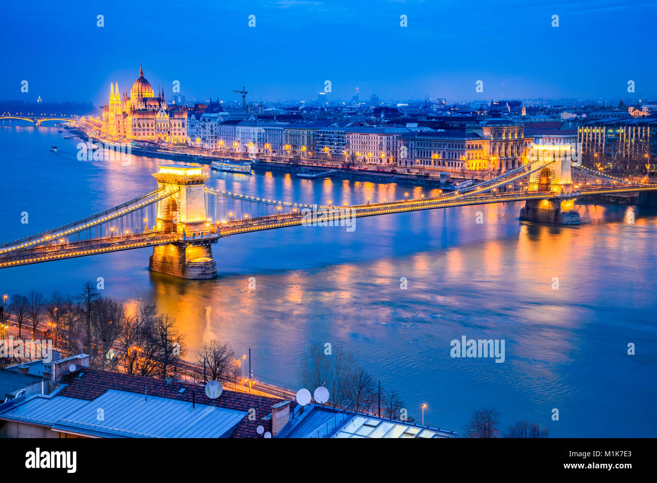 Budapest, Hongrie. Pont à chaînes Széchenyi et bâtiment du parlement hongrois sur le Danube. Banque D'Images