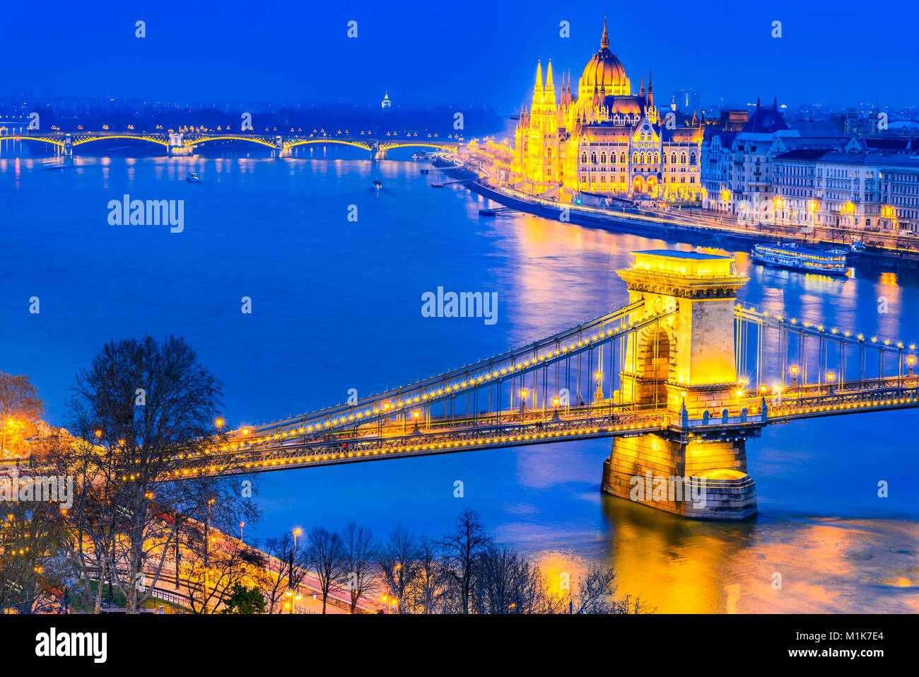 Budapest, Hongrie. Pont à chaînes Széchenyi et bâtiment du parlement hongrois sur le Danube. Banque D'Images