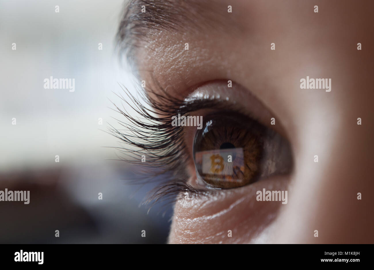 Reflétant des bitcoins à l'écran dans l'oeil Banque D'Images