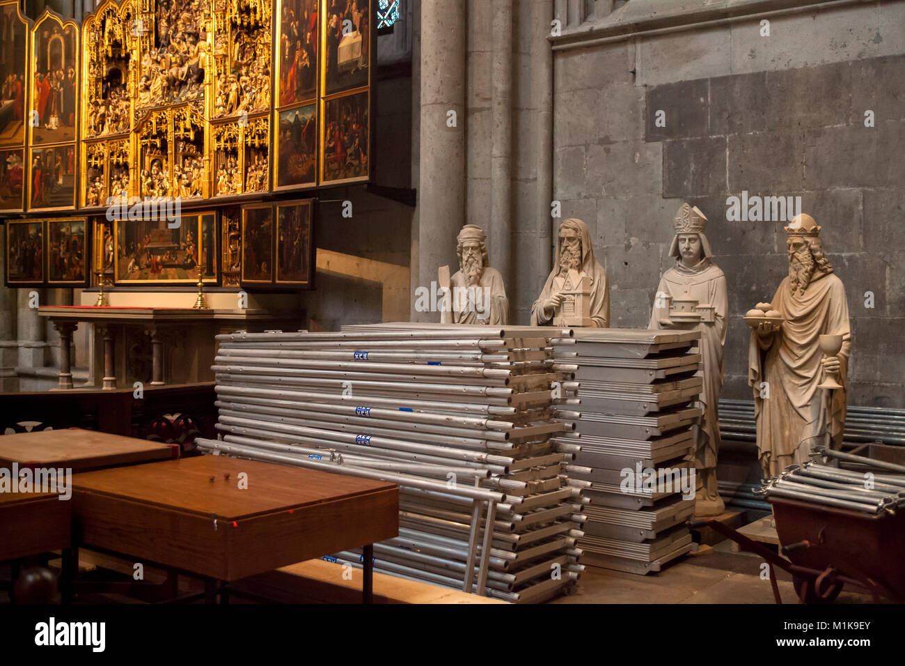 Allemagne, Cologne, statues derrière une pile de pièces d'échafaudage. Deutschland, Koeln, Hinter der Statuen. Baugeruestteile Bechelsdorf Banque D'Images