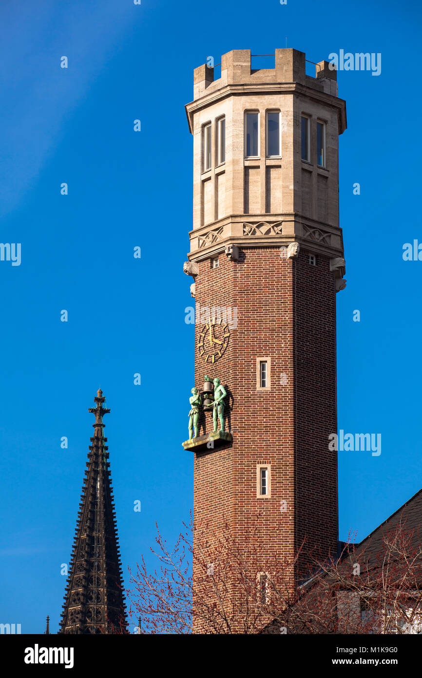 Allemagne, Cologne, tour du bâtiment Haus Neuerburg au square Guelichplatz dans la ville historique, clocher de la cathédrale. Deutschland, Koeln, Banque D'Images