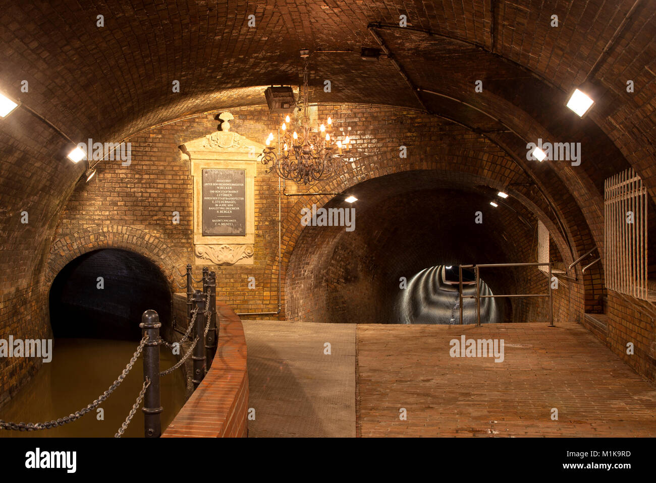 Allemagne, Cologne, le lustre de Hall le système d'égouts sous la rue Theodor-Heuss-Ring. Pour l'engagement 1890, la chambre était décorée avec des Banque D'Images