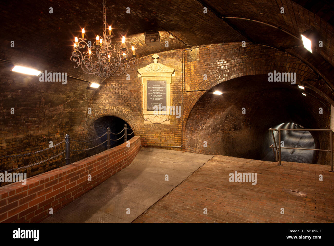 Allemagne, Cologne, le lustre de Hall le système d'égouts sous la rue Theodor-Heuss-Ring. Pour l'engagement 1890, la chambre était décorée avec des Banque D'Images