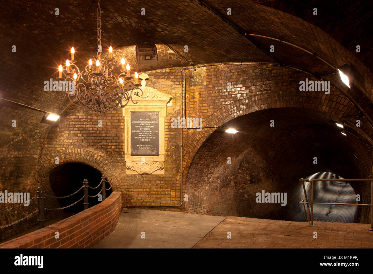 Allemagne, Cologne, le lustre de Hall le système d'égouts sous la rue Theodor-Heuss-Ring. Pour l'engagement 1890, la chambre était décorée avec des Banque D'Images