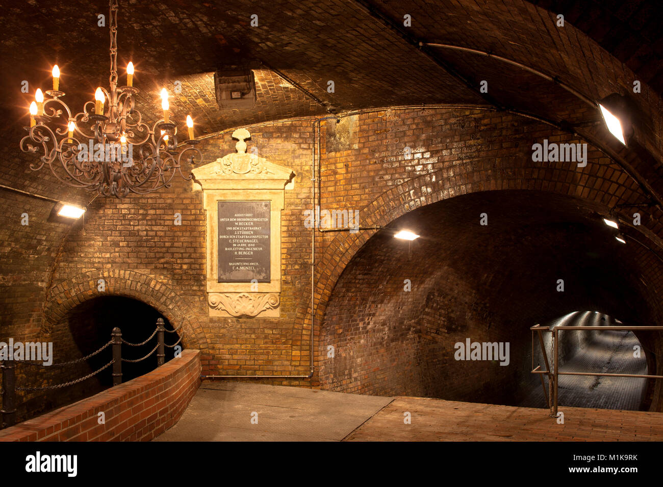 Allemagne, Cologne, le lustre de Hall le système d'égouts sous la rue Theodor-Heuss-Ring. Pour l'engagement 1890, la chambre était décorée avec des Banque D'Images