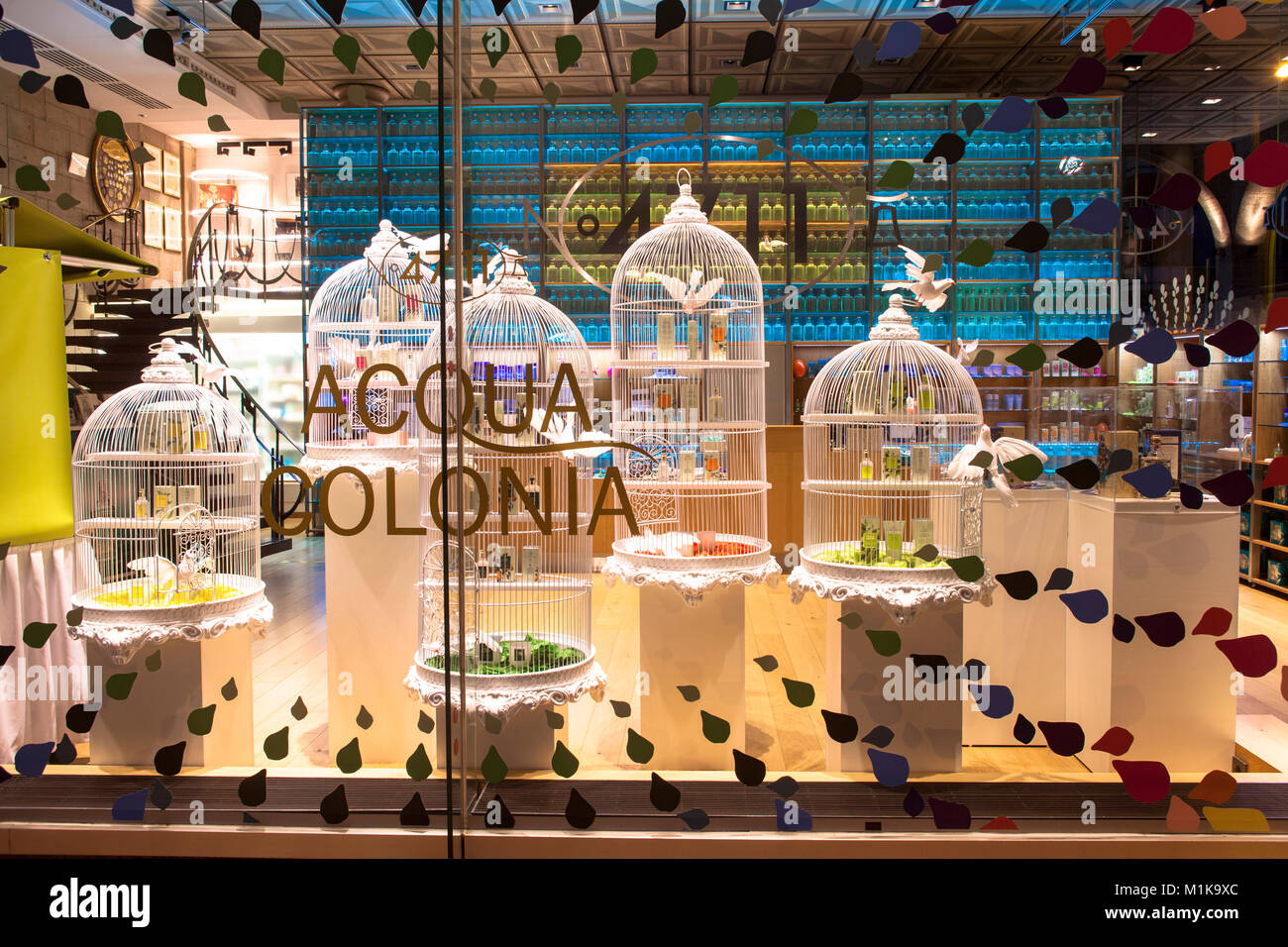 Allemagne, Cologne, la maison 4711 à la Glockengasse, maison ancestrale de l'usine de parfum Muelhens, vitrine avec décorations. Deutschland, Koel Banque D'Images