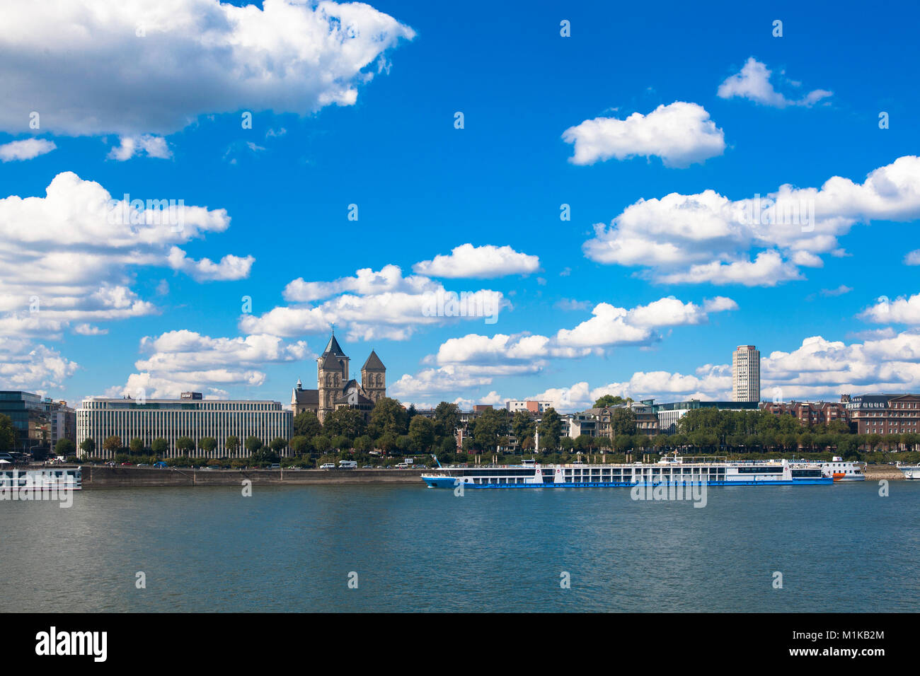 Allemagne, Cologne, Institut der deutschen Wirtschaft Köln Cologne ou Institut pour la recherche économique de la rue Konrad-Adenauer-Ufer et l'église Banque D'Images