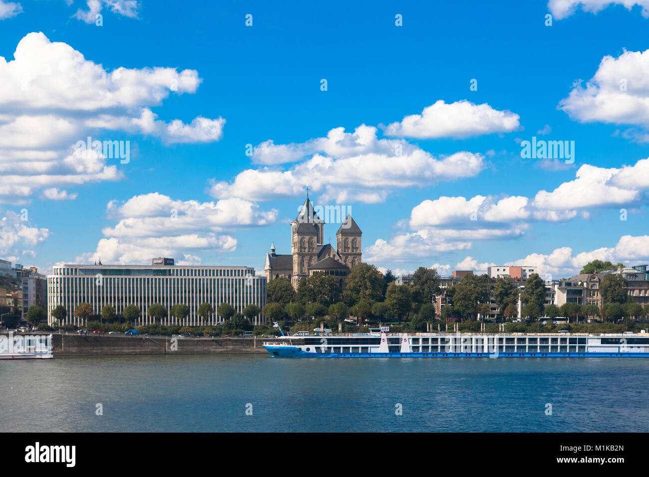 Allemagne, Cologne, Institut der deutschen Wirtschaft Köln Cologne ou Institut pour la recherche économique de la rue Konrad-Adenauer-Ufer et l'église Banque D'Images
