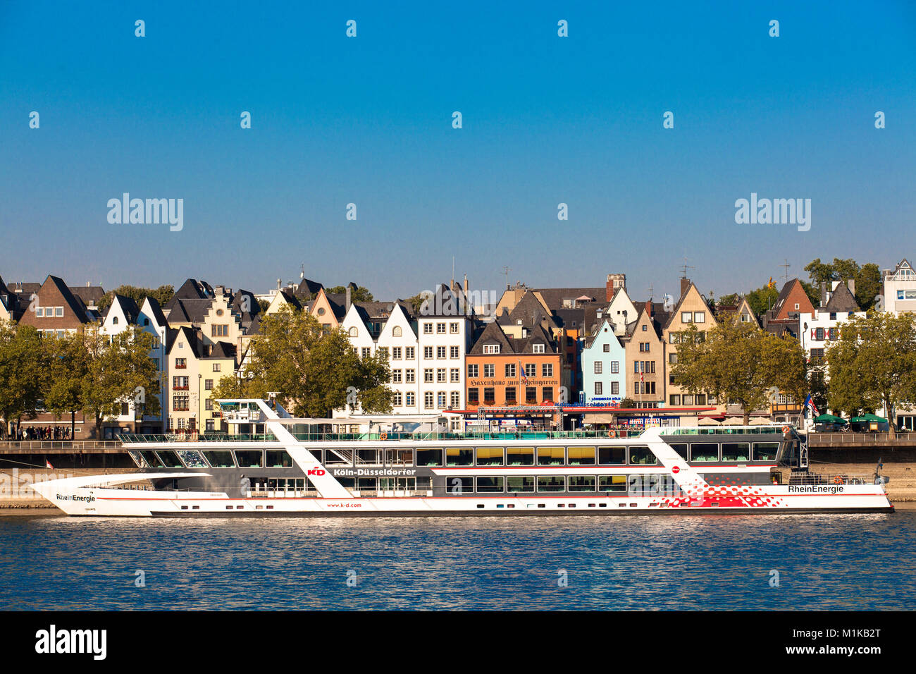 Allemagne, Cologne, vue sur le Rhin de maisons à la Frankenwerft dans la partie ancienne de la ville, excursion en bateau. Deutschland, Koeln, Blick ue Banque D'Images