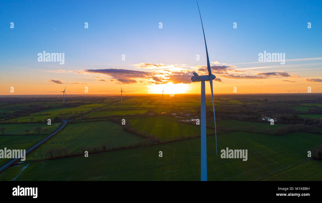 Photographie aérienne de moulins à vent au coucher du soleil à Sainte Pazanne, Loire Atlantique, France Banque D'Images
