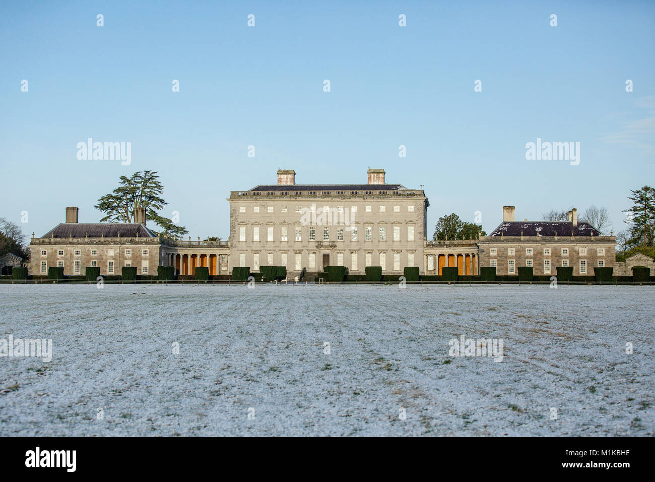 Castletown House et les parcs couverts de neige, par un froid matin de janvier. Ciel clair. Celbridge, comté de Kildare, Irlande Banque D'Images