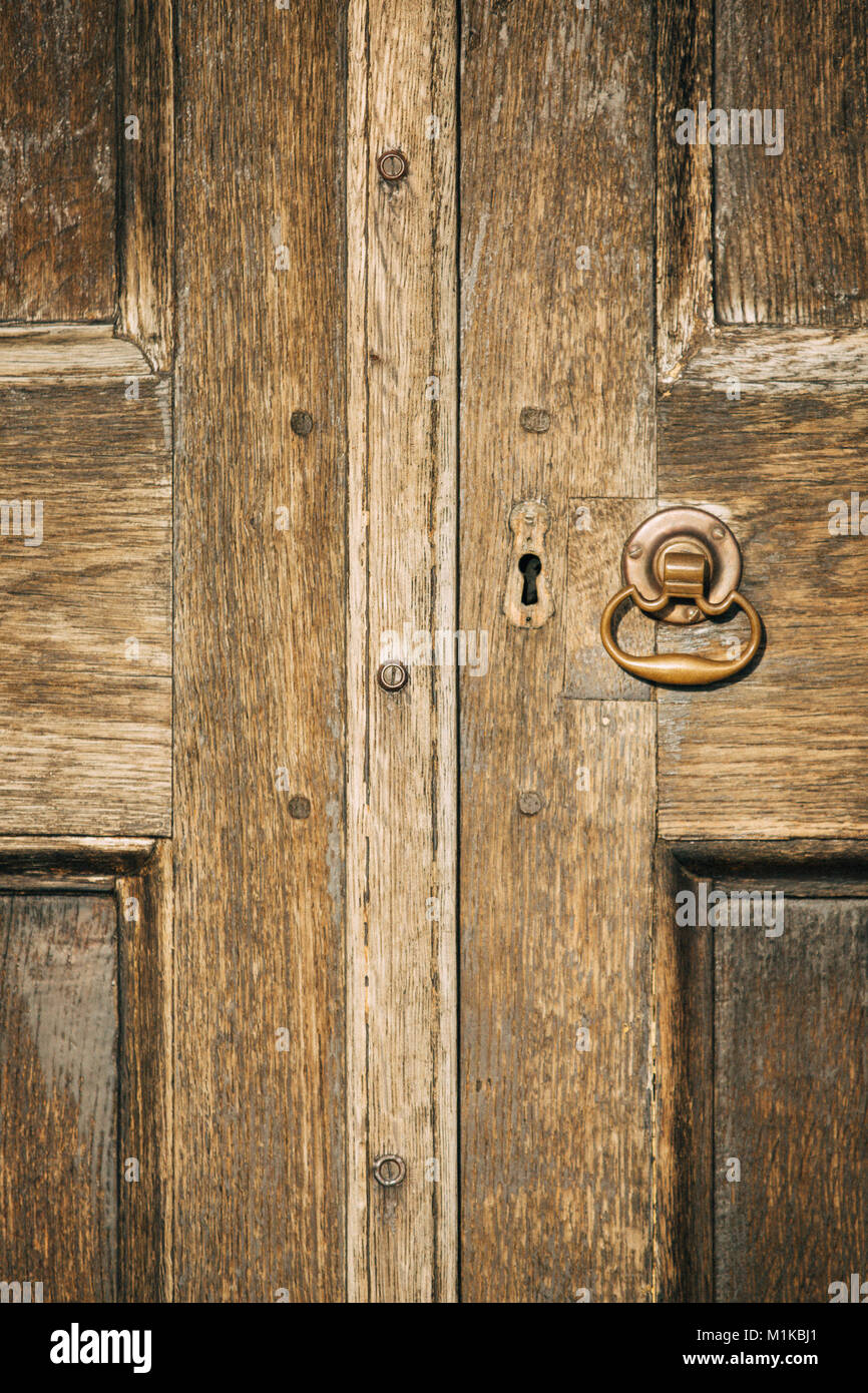 Partie d'une antique portes avec une poignée et un trou au Castletown House à Celbridge, France Banque D'Images