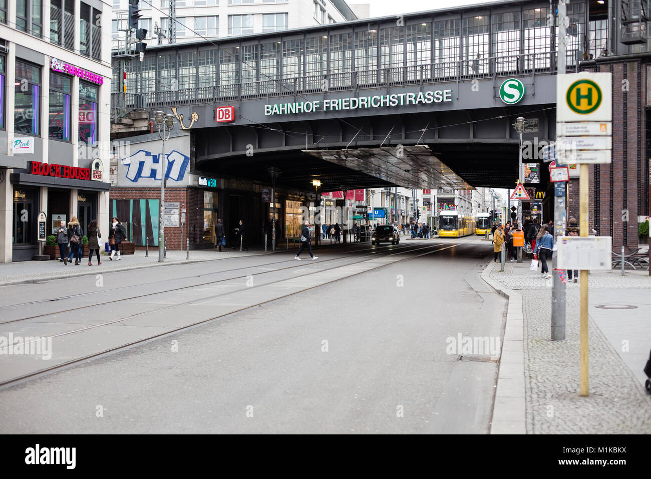 Viaduc Ferroviaire Friedrichstrasse avec système de connexion à réseau de pistes et de la station de Friedrichstraße Berlin, Allemagne Banque D'Images