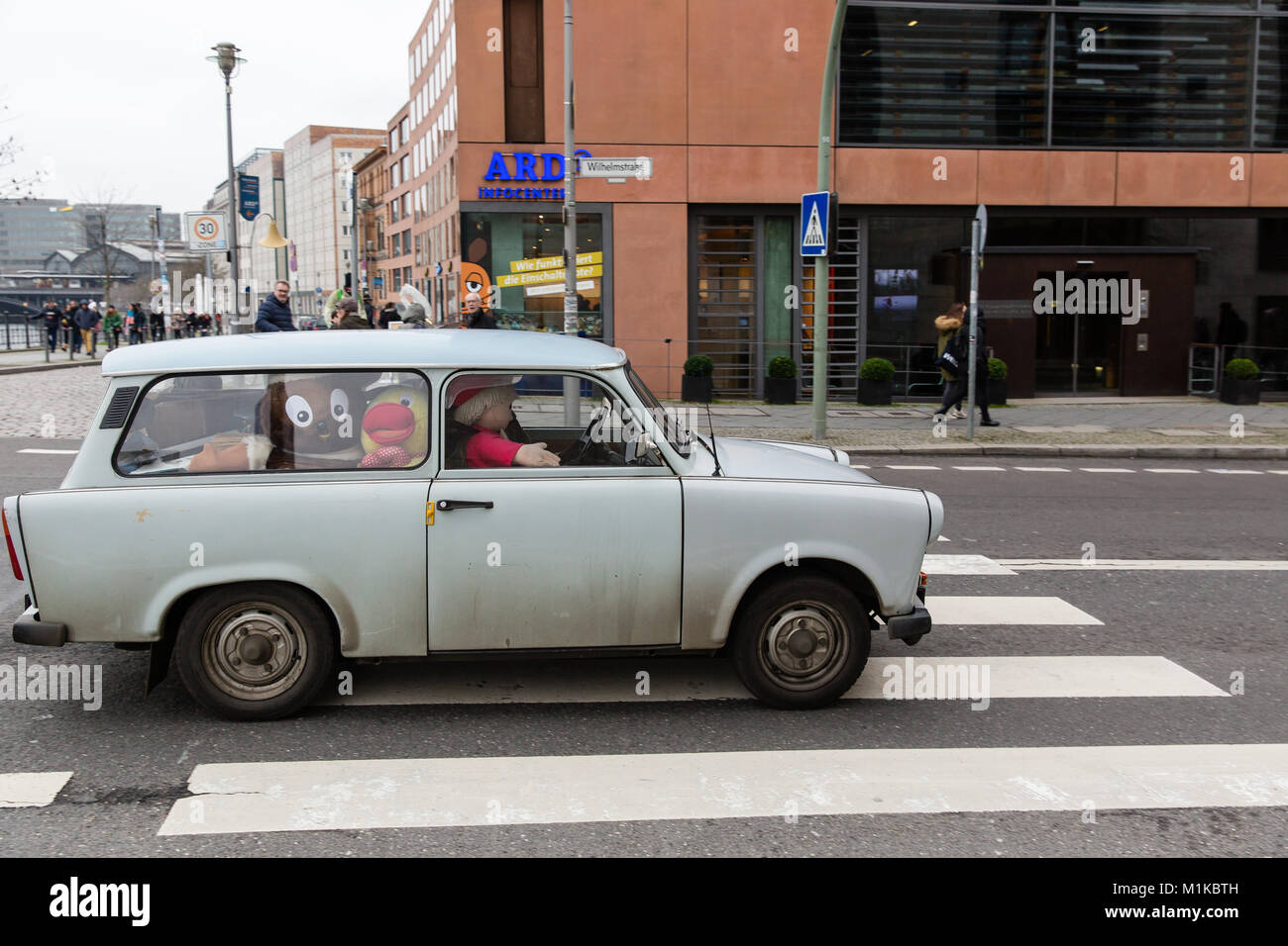 Trabant Voiture allemand célèbre version tricorps rempli de jouets en peluche dans les rues de Berlin - fabriqué pendant l'ère communiste en Allemagne de l'Est Banque D'Images