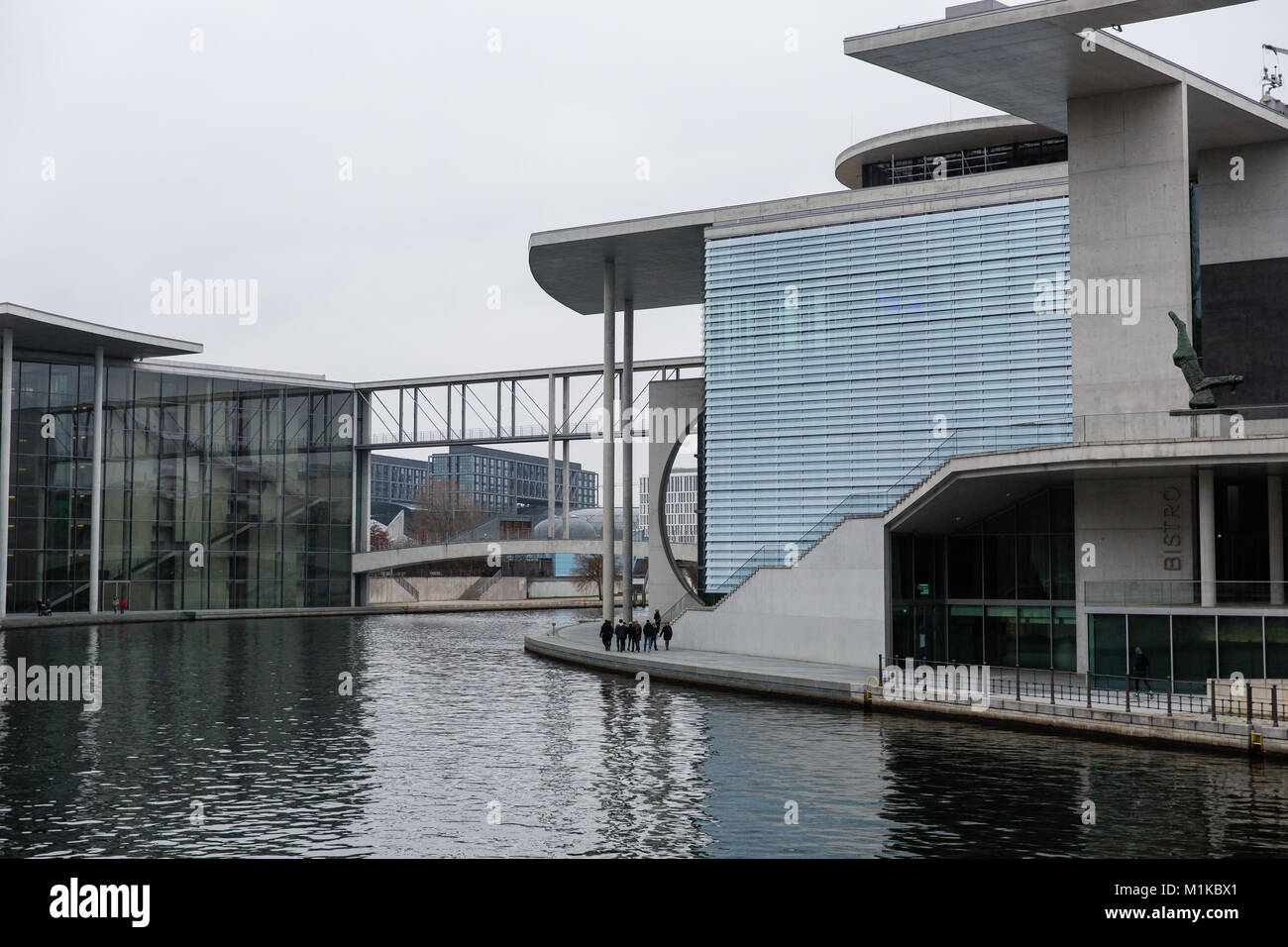 L'architecture moderne du bâtiment Chancellerie allemande symbolisant l'unité allemande situé directement sur les bords de la rivière Spree. Spreebogen, Berlin. Banque D'Images