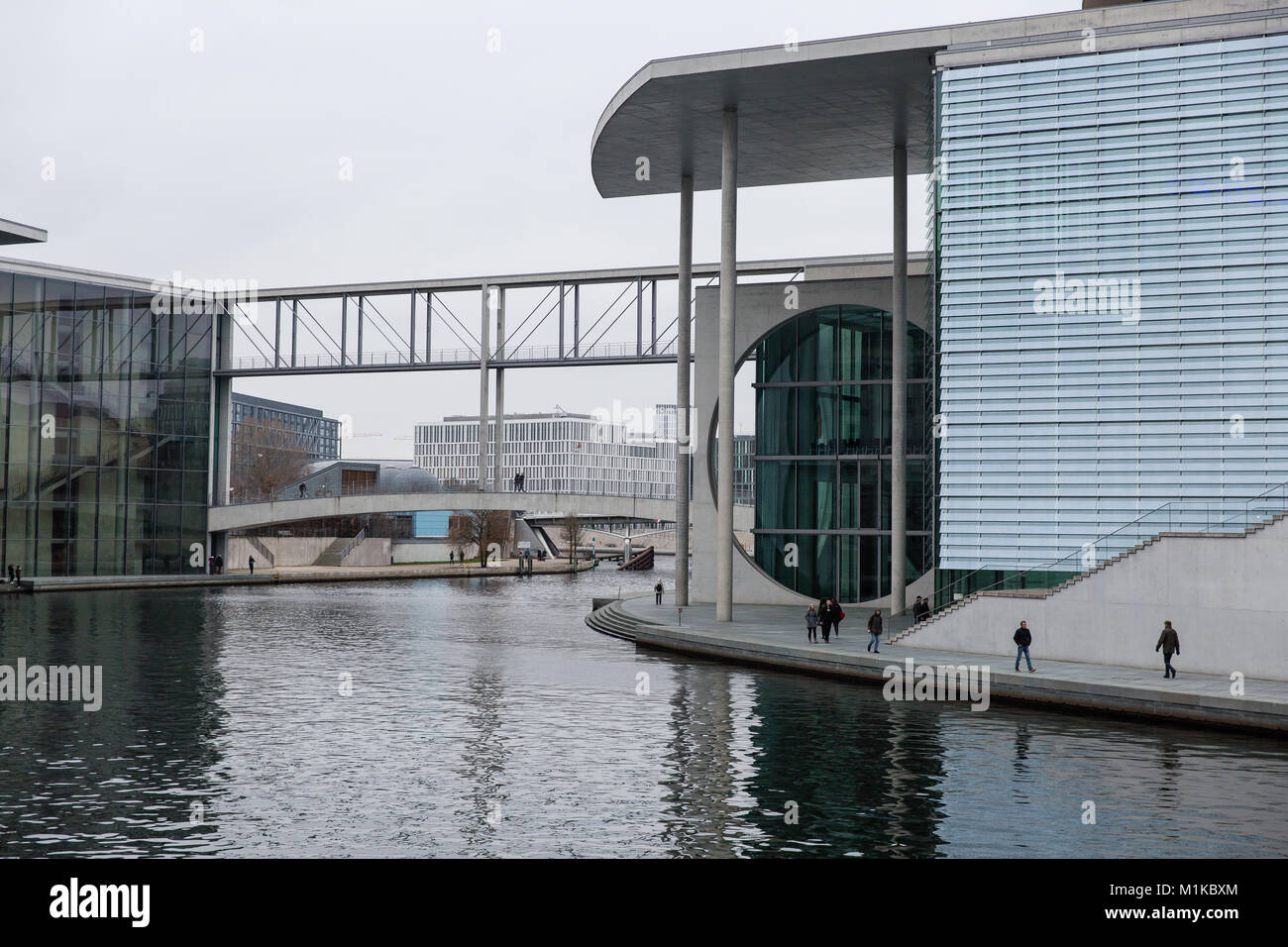 L'architecture moderne du bâtiment Chancellerie allemande symbolisant l'unité allemande situé directement sur les bords de la rivière Spree. Spreebogen, Berlin. Banque D'Images