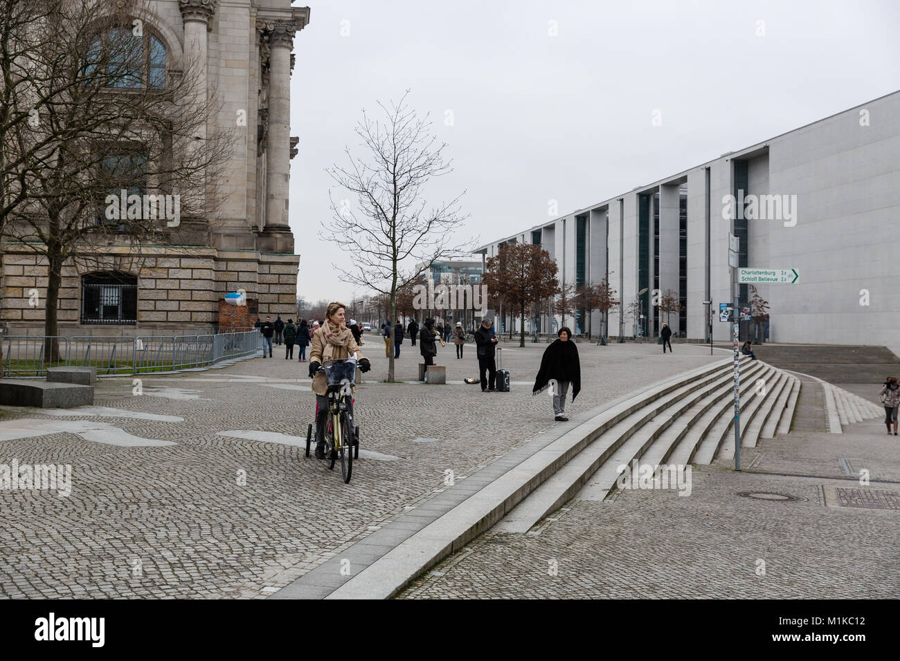 Les touristes à visiter Berlin, le vélo et la marche autour de la zone du Reichstag. Temps couvert janvier en Allemagne. Banque D'Images