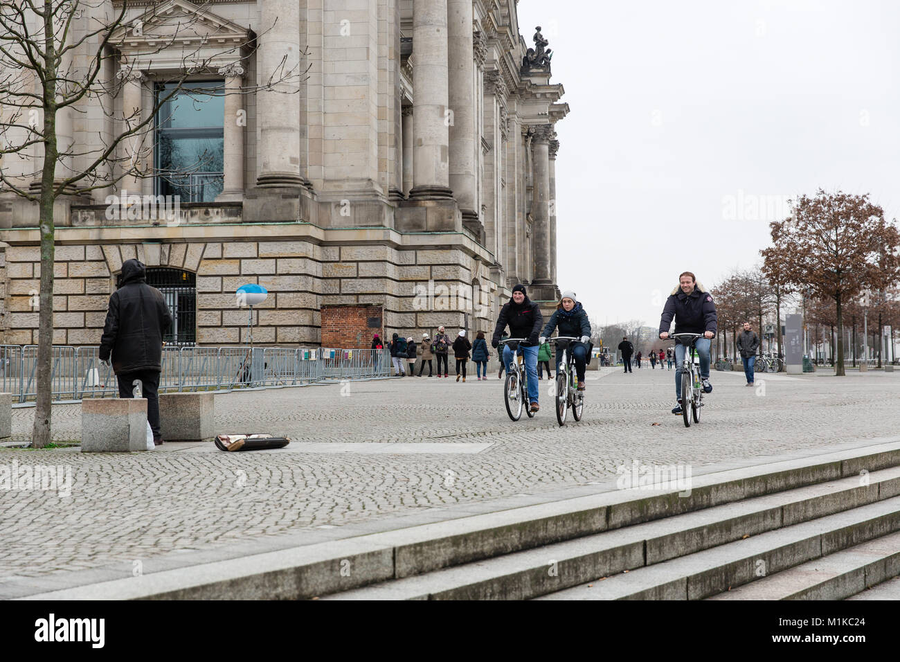Les touristes à visiter Berlin, le vélo et la marche autour de la zone du Reichstag. Temps couvert janvier en Allemagne. Banque D'Images