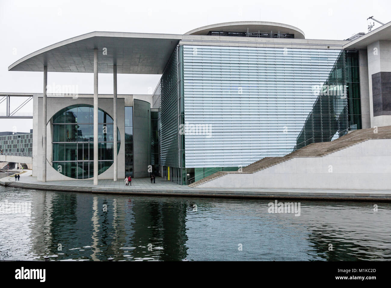 L'architecture moderne de Berlin du gouvernement fédéral allemand et bâtiment Chancellerie symbolisant l'unité allemande situé directement au bord du fleuve Spree. Banque D'Images