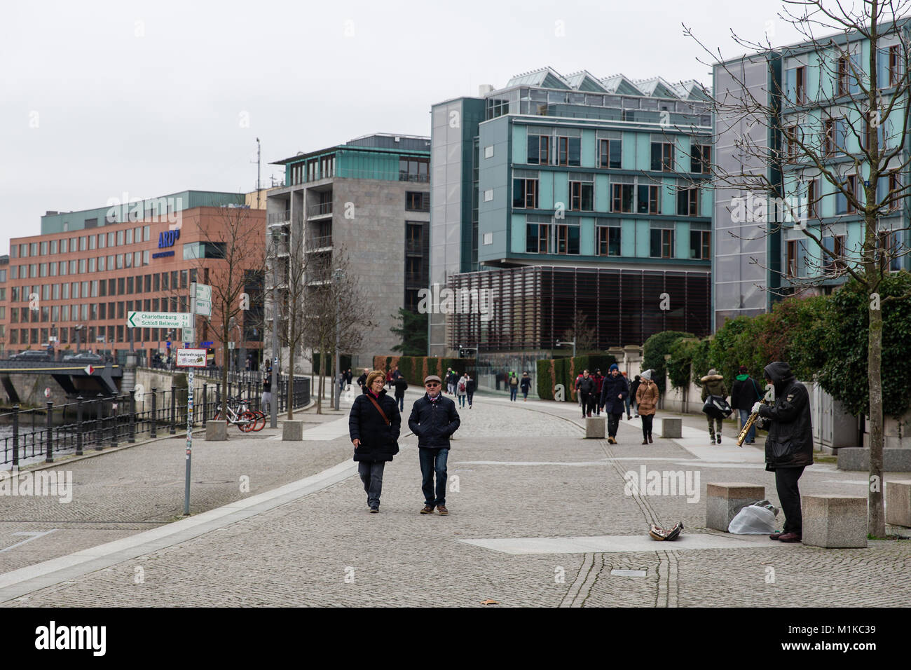 Man playing saxophone soprano à l'adoption par les touristes à Berlin, le Reichstag, Allemagne Banque D'Images