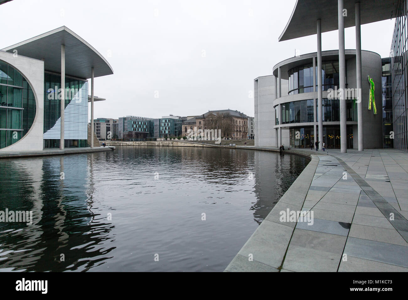 L'architecture moderne de Berlin du gouvernement fédéral allemand et bâtiment Chancellerie symbolisant l'unité allemande situé directement au bord du fleuve Spree. Banque D'Images
