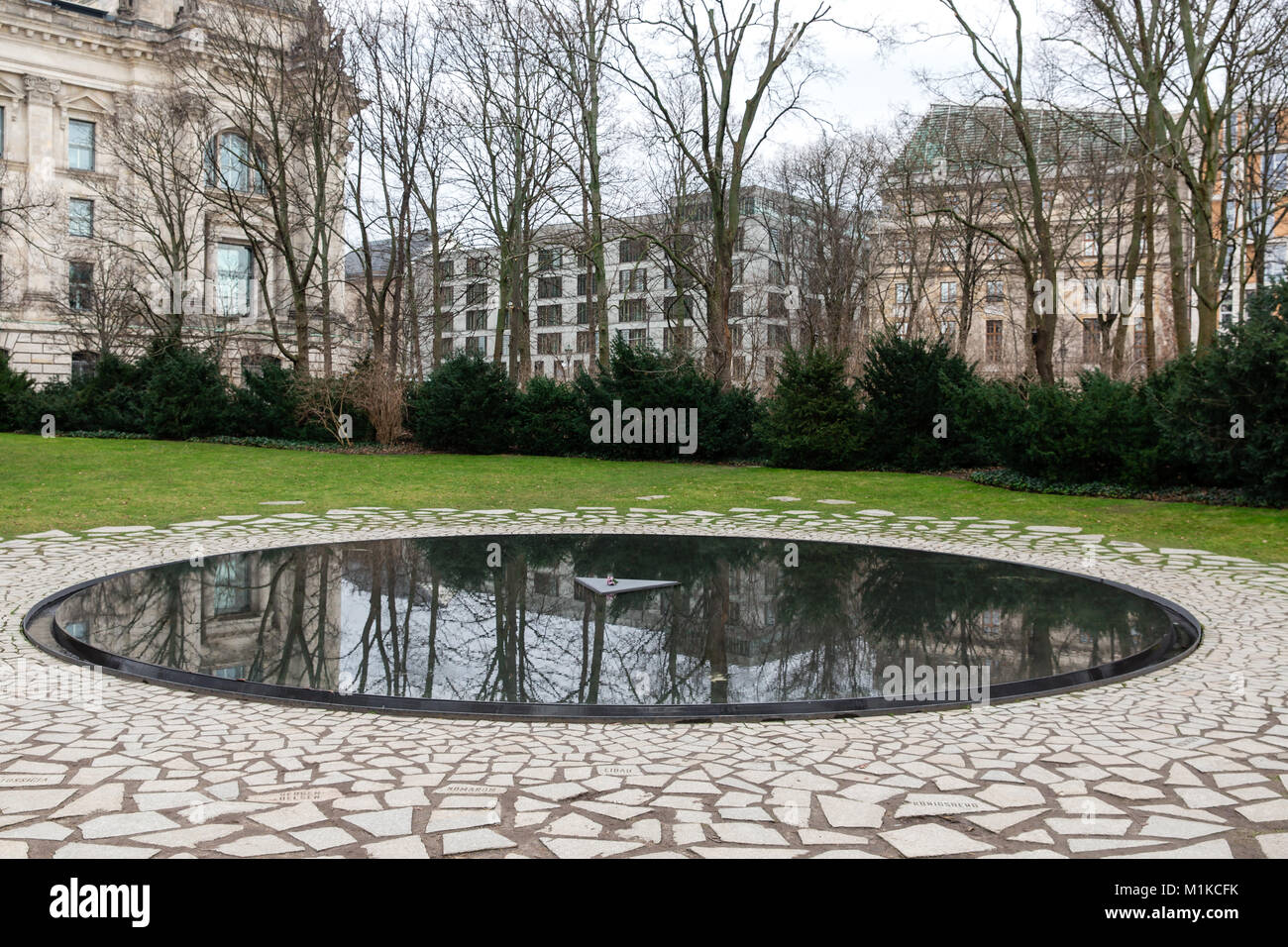 Le mémorial pour les Sinti et Roms victimes du national-socialisme en Berlin, Allemagne. Avec piscine dans le centre de pierre triangle symbolisant un camp d'un insigne. Banque D'Images