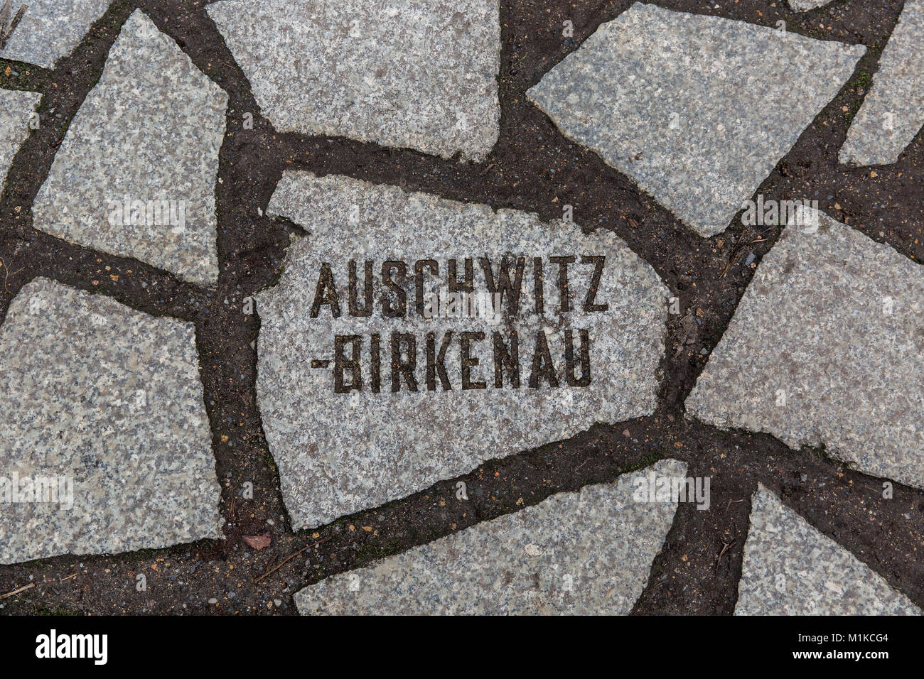 Auschwitz Birkenau Noms des camps de la mort sont gravées dans des pierres sur le mémorial pour les Sinti et Roms victimes du national-socialisme en Allemagne, Berlin Banque D'Images