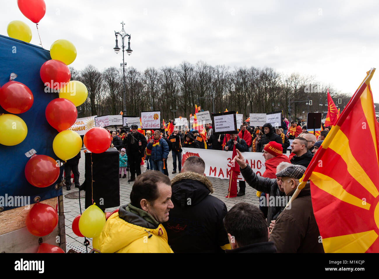 Macédoniens vivant à Berlin l'organisation d'une manifestation pacifique de manifester sa désapprobation de la politique du gouvernement macédonien et appelant à l'unité de la nation Banque D'Images