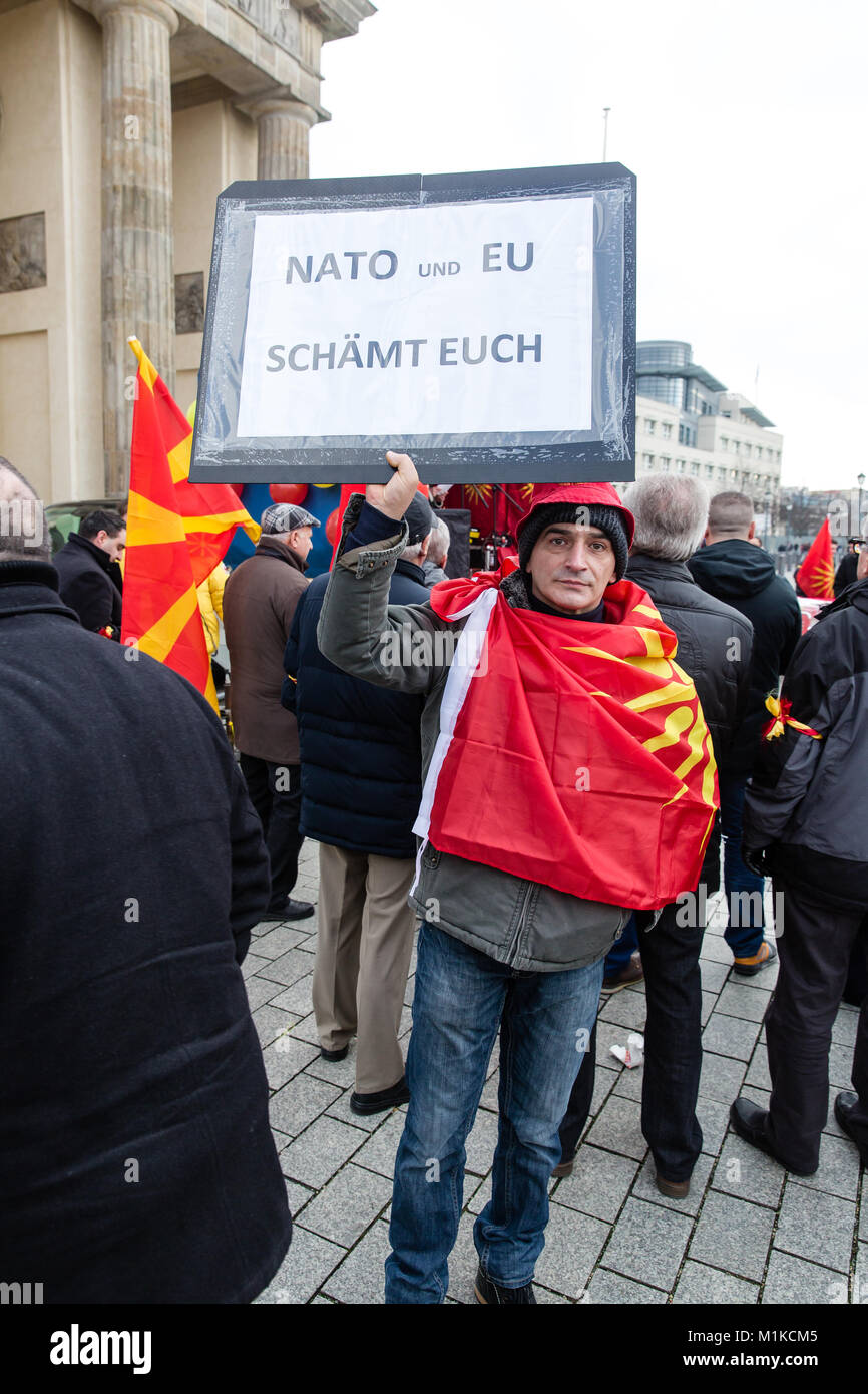 Macédoniens vivant à Berlin l'organisation d'une manifestation pacifique de manifester sa désapprobation de la politique du gouvernement macédonien et appelant à l'unité de la nation Banque D'Images