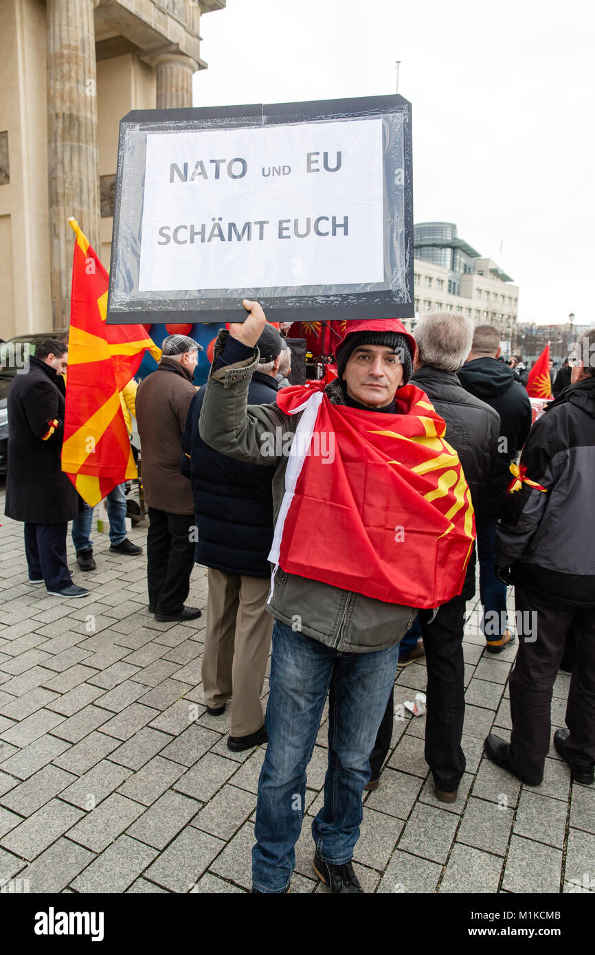 Macédoniens vivant à Berlin l'organisation d'une manifestation pacifique de manifester sa désapprobation de la politique du gouvernement macédonien et appelant à l'unité de la nation Banque D'Images