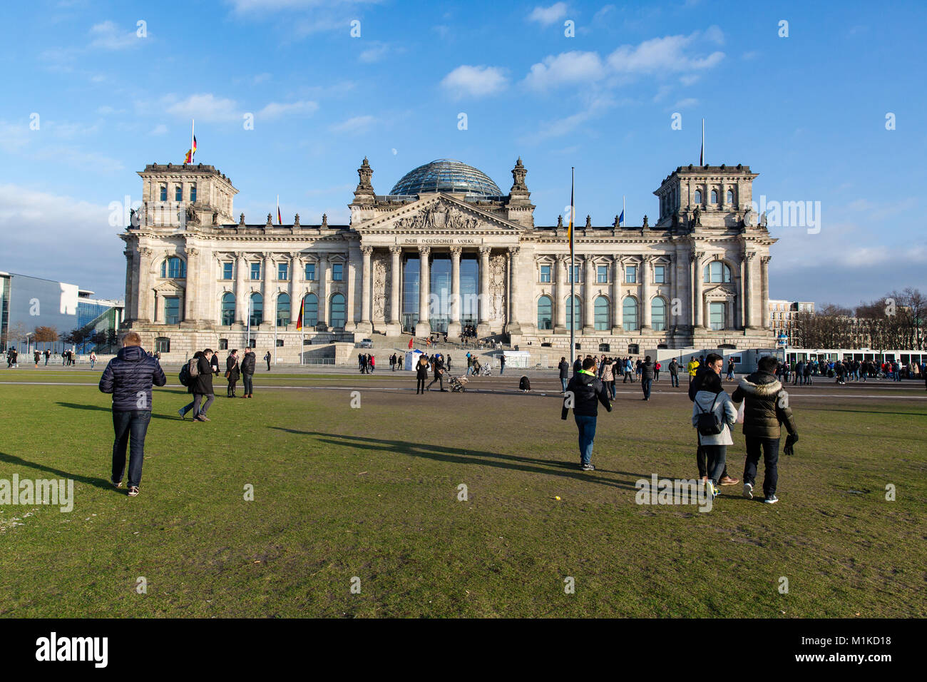 Bâtiment historique du Reichstag à Berlin est le lieu de réunion du Bundestag, la chambre basse de la législature nationale. Ciel bleu Banque D'Images