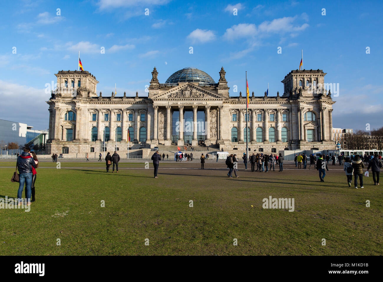 Bâtiment historique du Reichstag à Berlin est le lieu de réunion du Bundestag, la chambre basse de la législature nationale. Ciel bleu Banque D'Images
