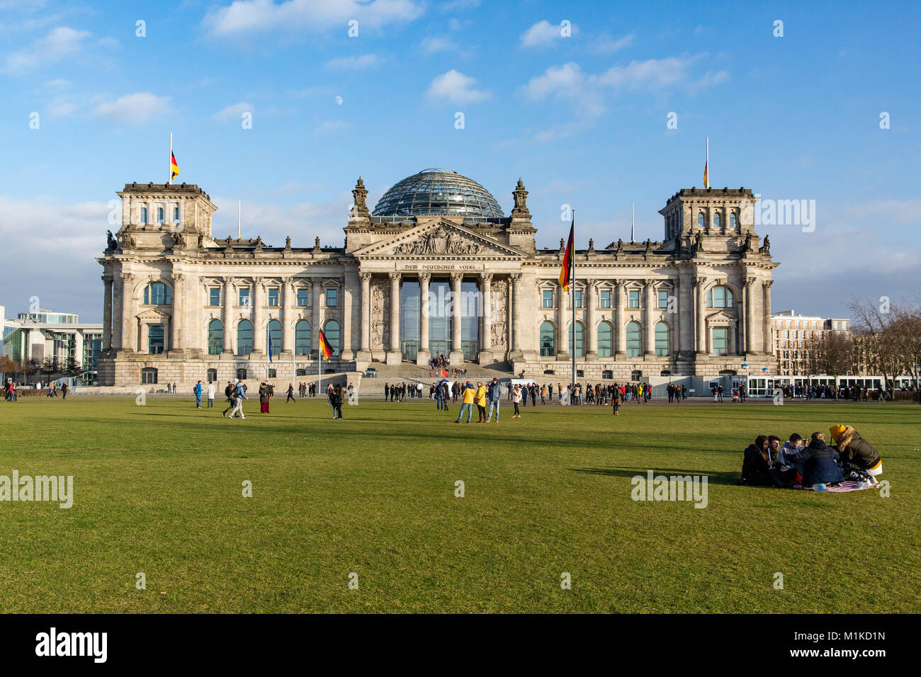 Bâtiment historique du Reichstag à Berlin est le lieu de réunion du Bundestag, la chambre basse de la législature nationale. Ciel bleu Banque D'Images