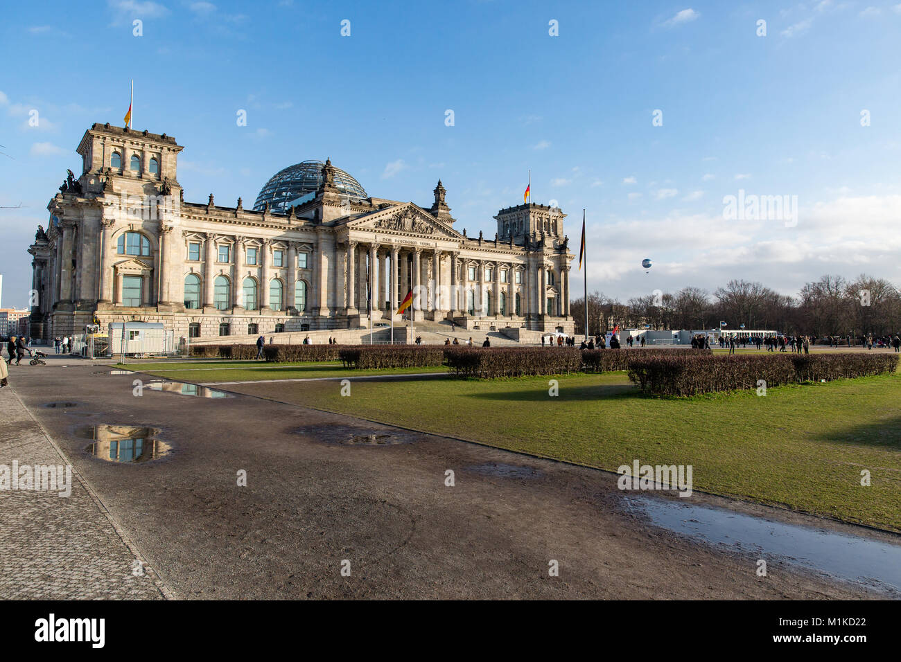 Bâtiment historique du Reichstag à Berlin est le lieu de réunion du Bundestag, la chambre basse de la législature nationale. Ciel bleu Banque D'Images