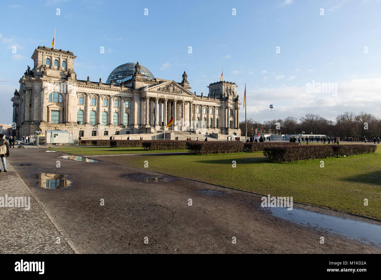 Bâtiment historique du Reichstag à Berlin est le lieu de réunion du Bundestag, la chambre basse de la législature nationale. Ciel bleu Banque D'Images