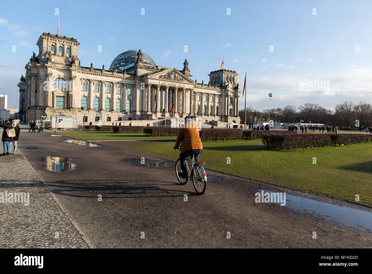 Bâtiment historique du Reichstag à Berlin est le lieu de réunion du Bundestag, la chambre basse de la législature nationale. Ciel bleu Banque D'Images