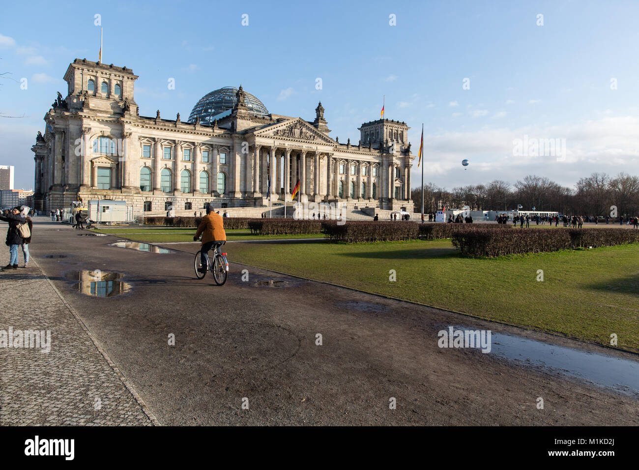 Bâtiment historique du Reichstag à Berlin est le lieu de réunion du Bundestag, la chambre basse de la législature nationale. Ciel bleu Banque D'Images