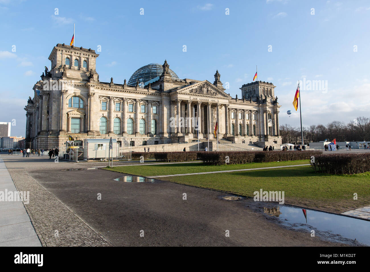 Bâtiment historique du Reichstag à Berlin est le lieu de réunion du Bundestag, la chambre basse de la législature nationale. Ciel bleu Banque D'Images