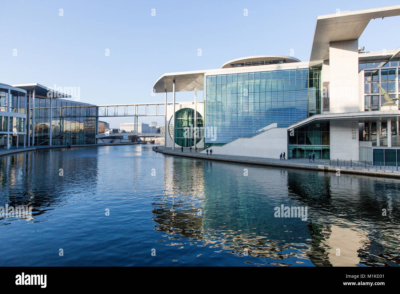 L'architecture moderne de Berlin du gouvernement fédéral allemand et Chancellerie bâtiment situé près de la rivière Spree. Ciel bleu Banque D'Images