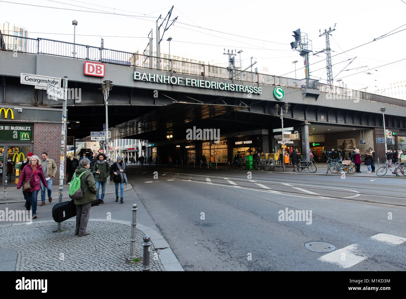 Viaduc Ferroviaire Friedrichstrasse avec système de connexion à réseau de pistes et de la station de Friedrichstraße Berlin, Allemagne Banque D'Images