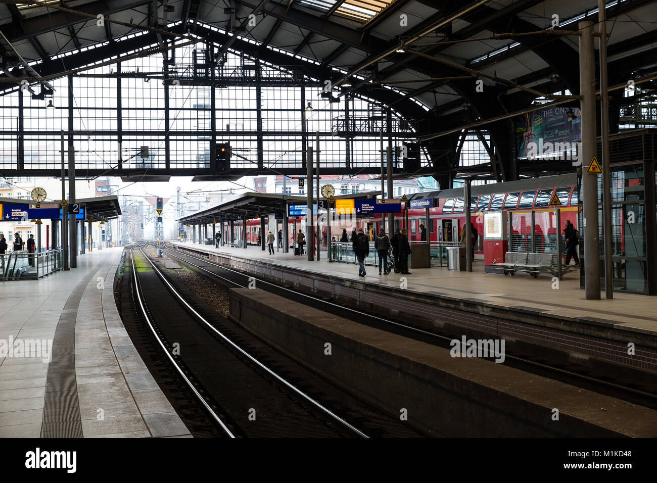 Les passagers en attente d'un train à la gare de Friedrichstrasse de Berlin dans la capitale allemande Berlin Banque D'Images