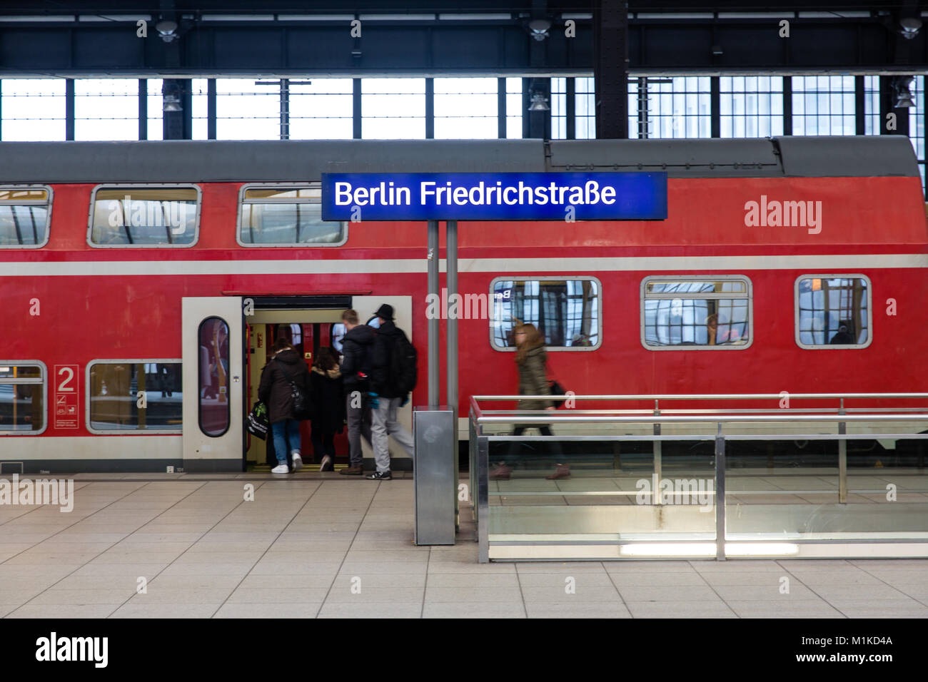 Les passagers d'un train à la gare de Friedrichstrasse de Berlin dans la capitale allemande Berlin Banque D'Images