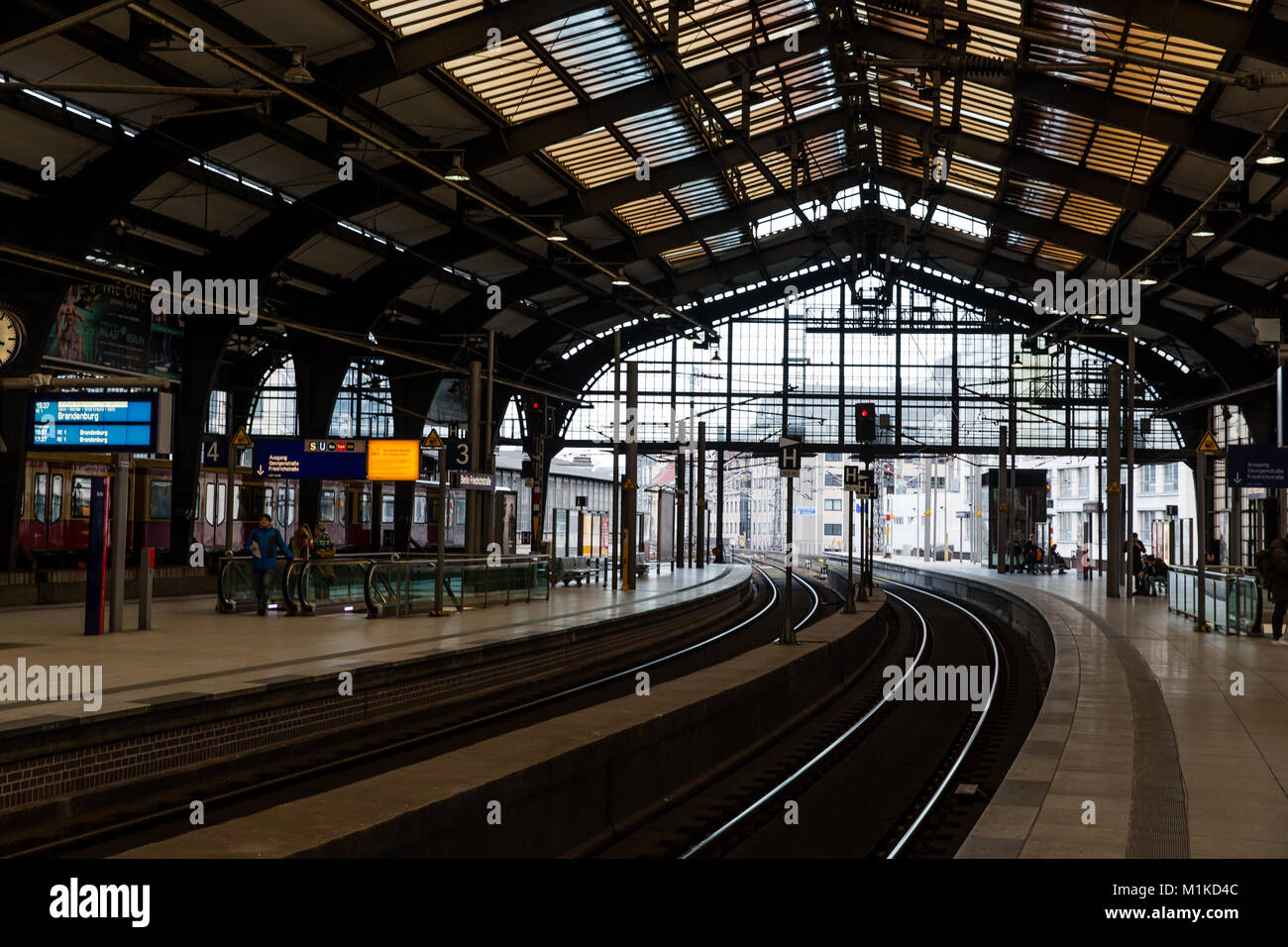 Plate-forme de la gare ferroviaire Friedrichstrasse de Berlin dans la capitale allemande Berlin Banque D'Images