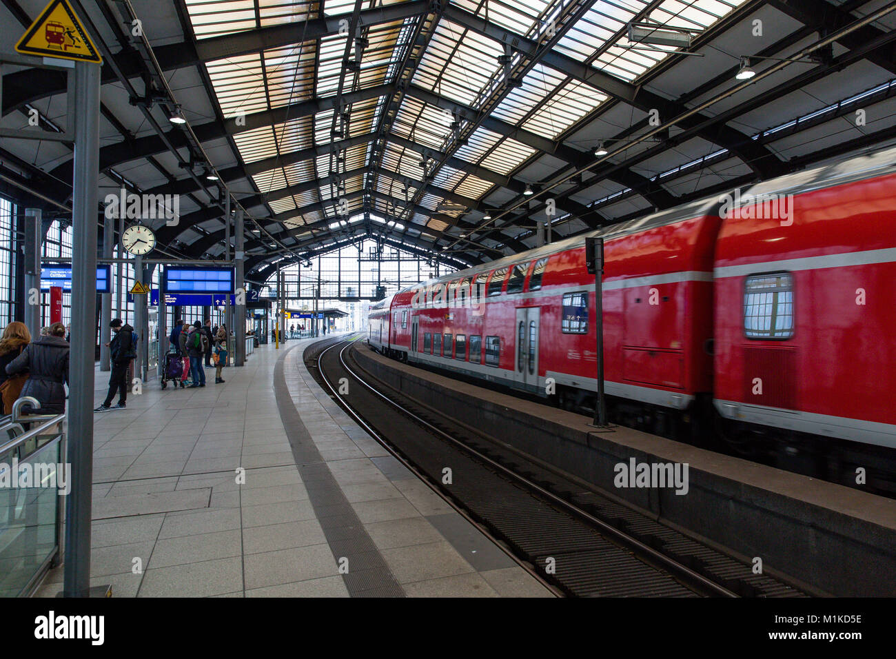 L'approche du train la gare ferroviaire Friedrichstrasse de Berlin dans la capitale allemande Berlin Banque D'Images