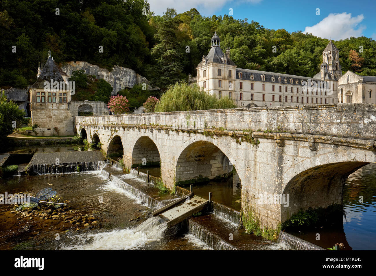 L'Abbaye Bénédictine de Brantôme et le coude pont sur la Dronne à Brantome, Dordogne France. Banque D'Images