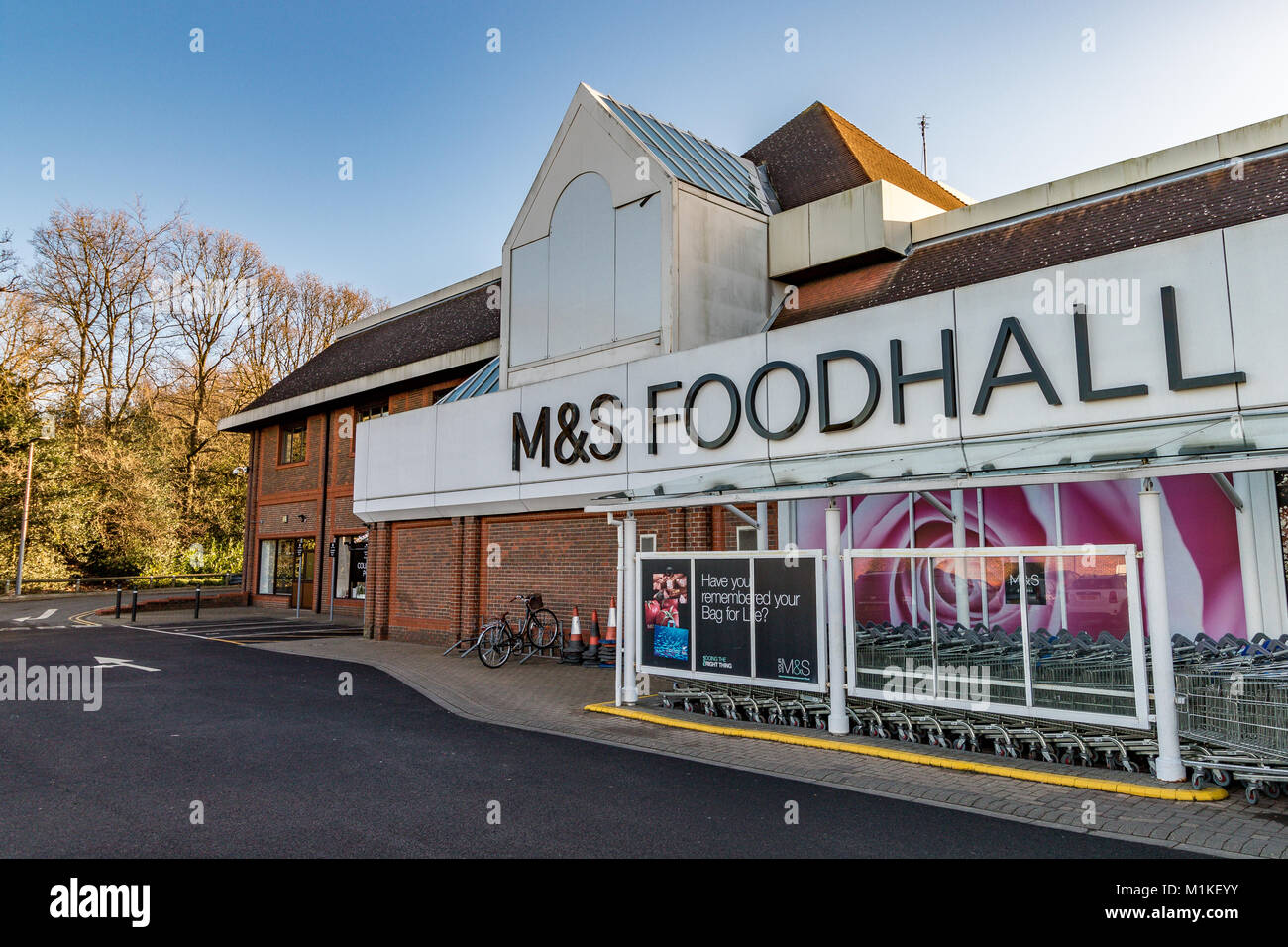 Extérieur de Marks & Spencer Food Hall magasin à Camberley, Surrey, l'un des plus grands magasins M&S au Royaume-Uni Banque D'Images