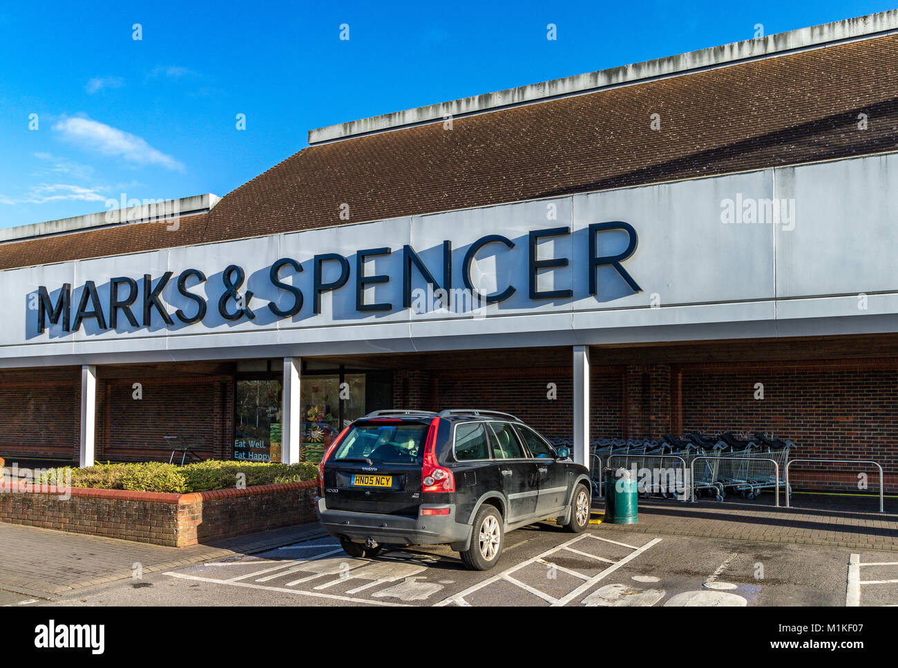 L'extérieur du magasin Marks and Spencer à Sandhurst Berkshire , l'un des plus grands magasins M&S au Royaume-Uni Banque D'Images