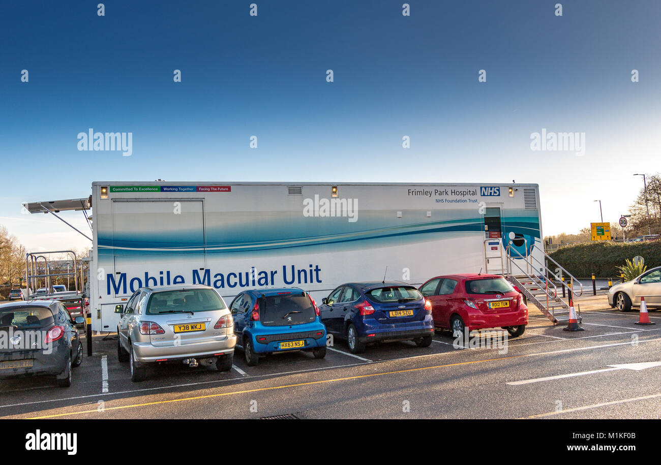 Frimley Park Hospital NHS Foundation Trust Unité maculaire Mobile garé dans un parking de supermarché offrant un arrêt de traitement pour la condition oculaire AMD Banque D'Images
