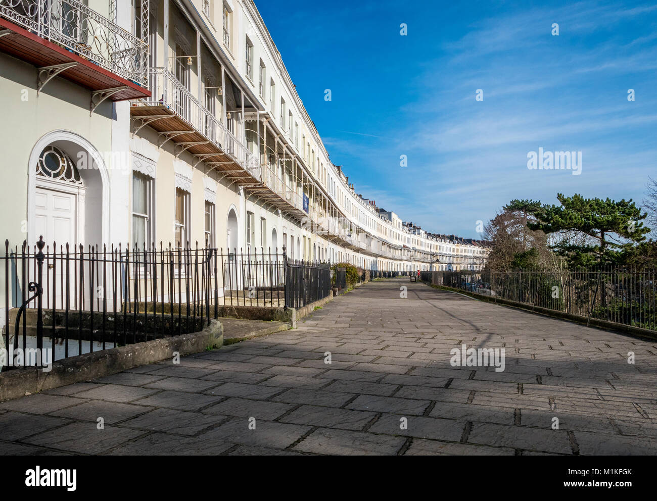 Royal York Crescent dans le village de Clifton Bristol UK une rangée de maisons géorgiennes élégant dit être la plus longue de ce type (Croissant) en Europe Banque D'Images